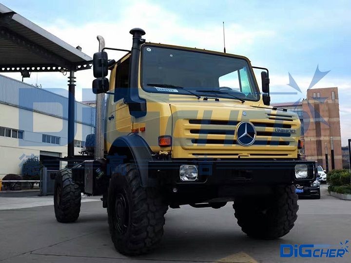 德高潔公鐵兩用軌道清潔車選用的奔馳烏尼莫克卡車底盤