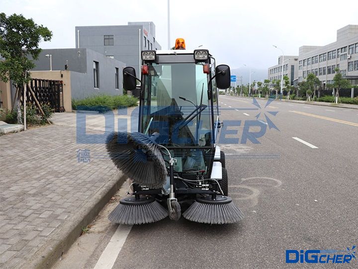 駕駛式掃地機(jī)準(zhǔn)備作業(yè)