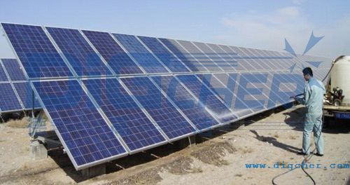 人工手持高壓水槍沖洗太陽能電池板